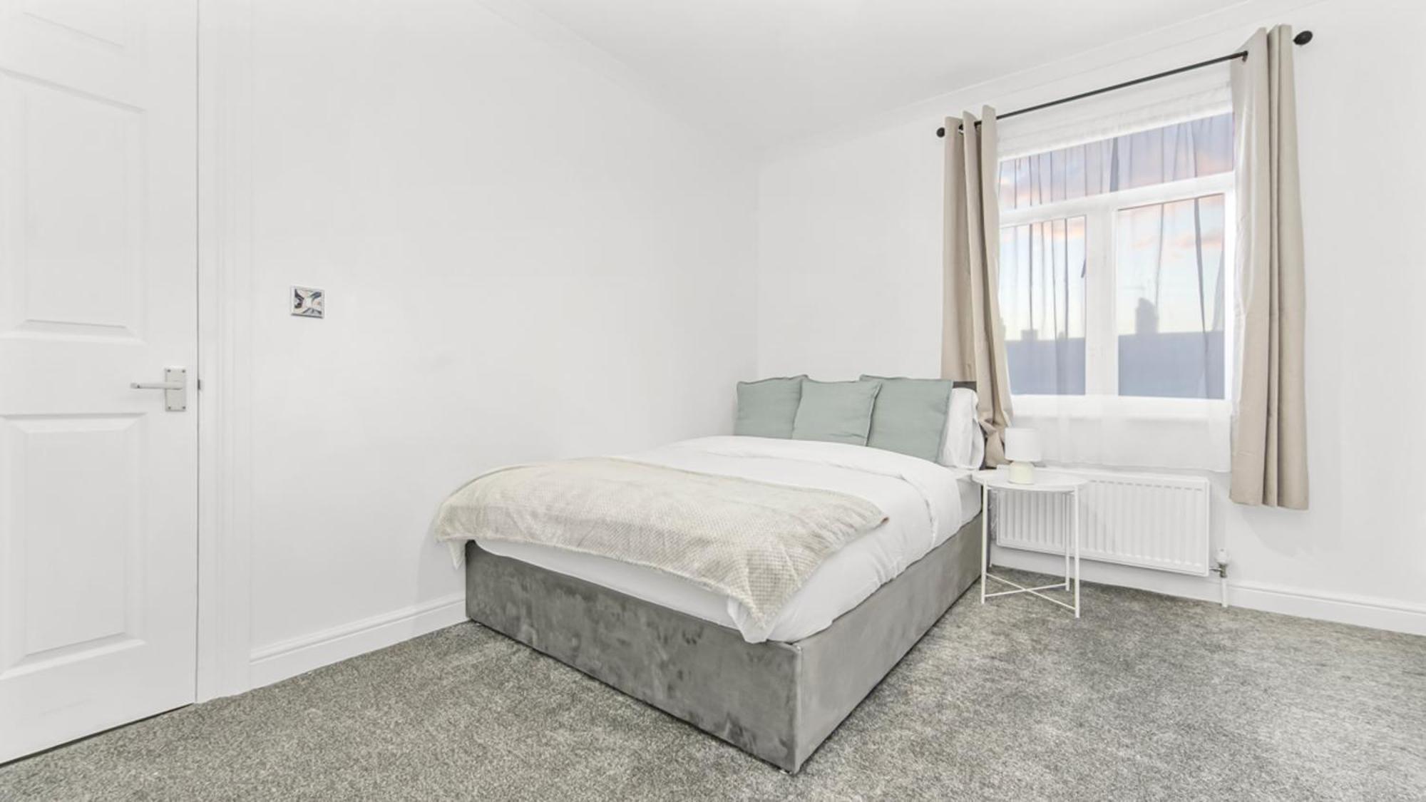 Excellent 2-bed Flat Near * Londen